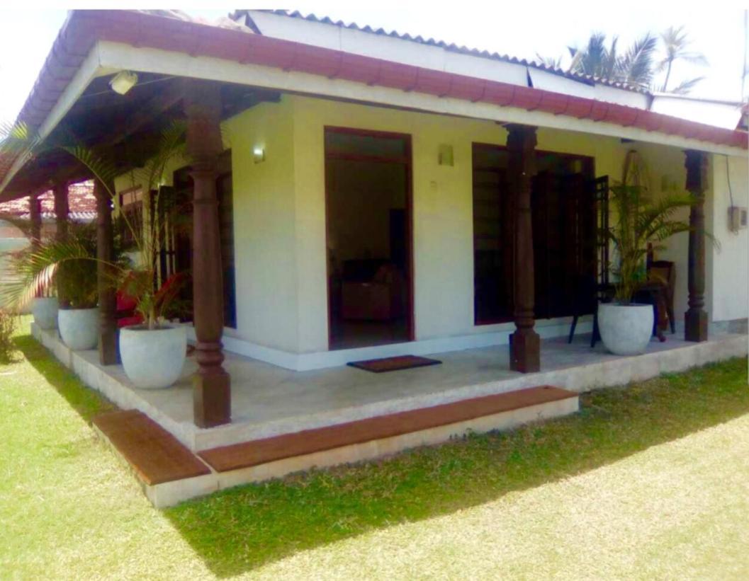 Nalendra Villa - Oceanfront Hikkaduwa Exterior photo